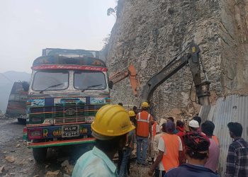 नारायणगढ-मुग्लिन सडकमा पहिरो, डोजर चालकको मृत्यु