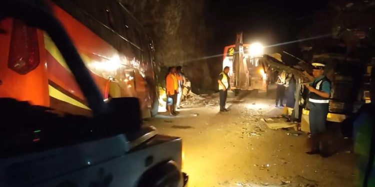 चितवनमा महोत्तरी आउँदै गरेको बससहित चार सवारी साधन एकापसमा ठोक्किँदा एकको मृत्यु, २२ घाइते