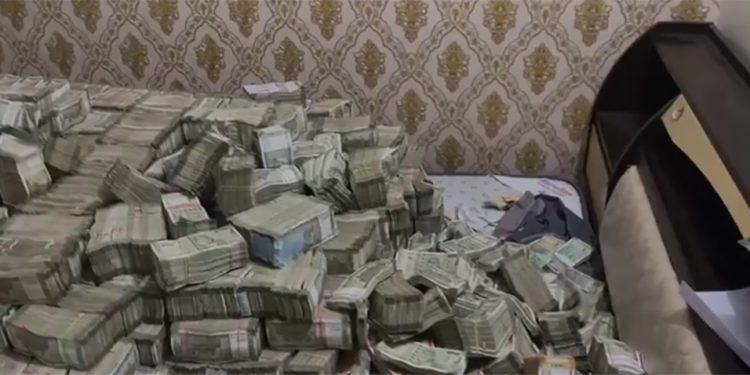 भारतको झारखण्डका सचिवको घरबाट ३५ करोड भारु बरामद