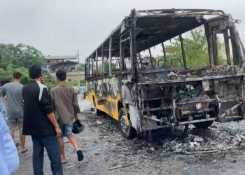 अज्ञात समूहले गरे स्कुल बसमा आगजनी