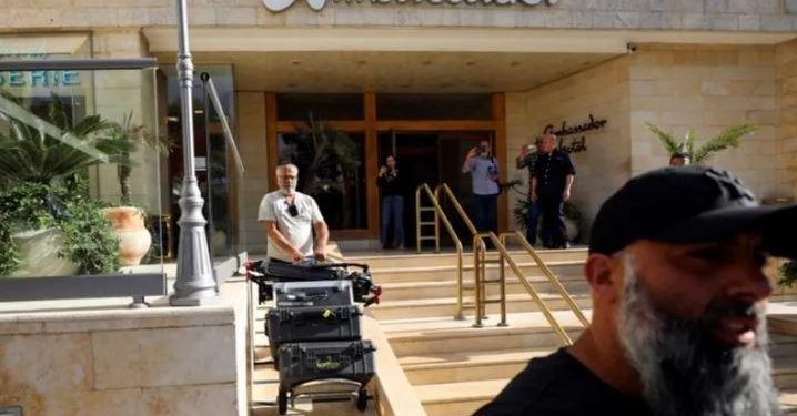 अल जजिरा टिभीको कार्यालयमा इजरायली प्रहरीले मार्यो छापा