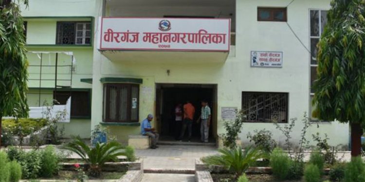 वीरगञ्ज महानगरले गीता मन्दिरका अनधिकृत सटर भत्कायो