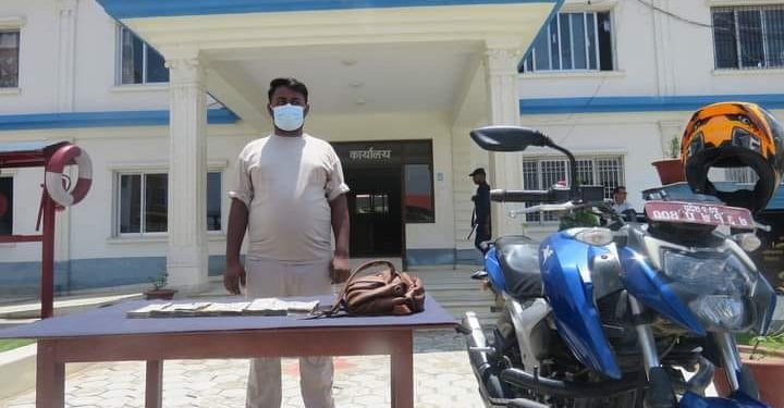 महोत्तरीबाट स्रोत नखुलेको ६ लाख नेपाली रुपैयाँ सहित जनकपुरका एक जना पक्राउ