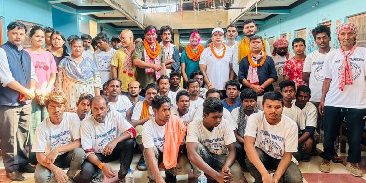 कश्मीरमा बन्धक बनाइएका सर्लाही, महोत्तरी र धनुषाका ३५ नेपाली फर्के  घर