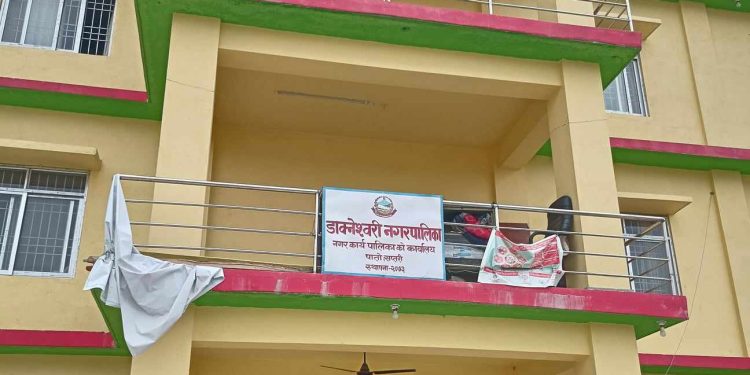 सप्तरी : राजनीतिक प्रतिशोध साध्न गरिएको शिक्षक सरुवा खारेज गर्न चार दलको माग