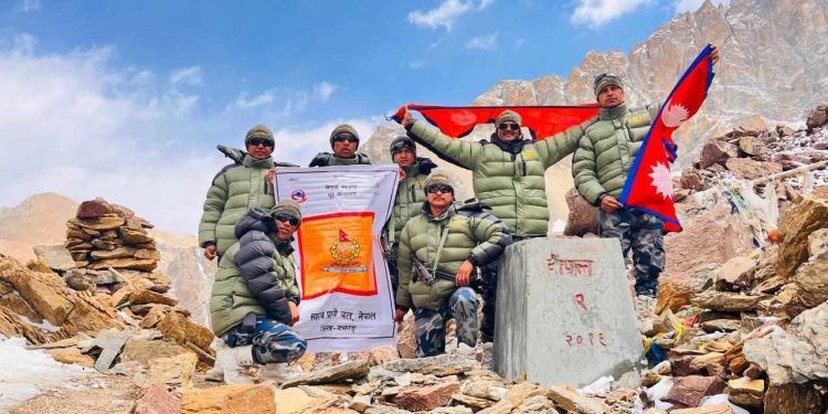 सशस्त्र प्रहरीद्धारा नेपाल चीन सीमाका स्तम्भको अनुगमन