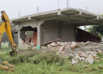 सिरहामा करोडौंको जग्गा हड्पेर बनाइएको घरमा वन कार्यालयले चलायो डोजर