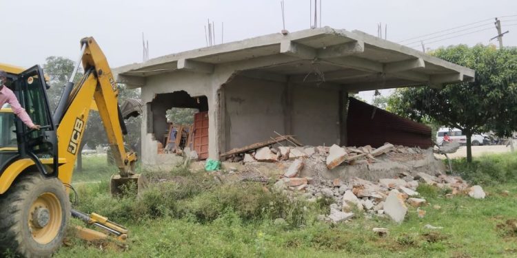 सिरहामा करोडौंको जग्गा हड्पेर बनाइएको घरमा वन कार्यालयले चलायो डोजर