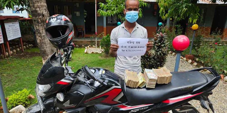 भन्सार कर्मचारीको लापरवाही: १४ लाख ८० हजारसहित पक्राउ परेका भारतीय नागरिक फरार