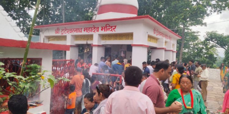 आज साउनको पहिलो साेमवार शिवालयहरु भरिभराउ दर्शनार्थीहरुकाे घुइँचो