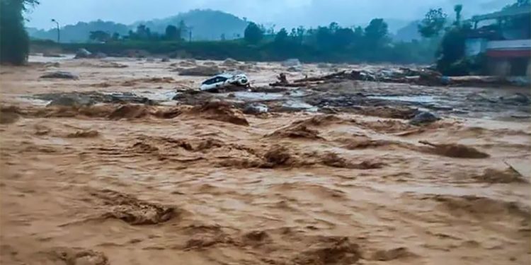 भारतको केरलामा भूस्खलन, १२३ जनाको मृत्यु
