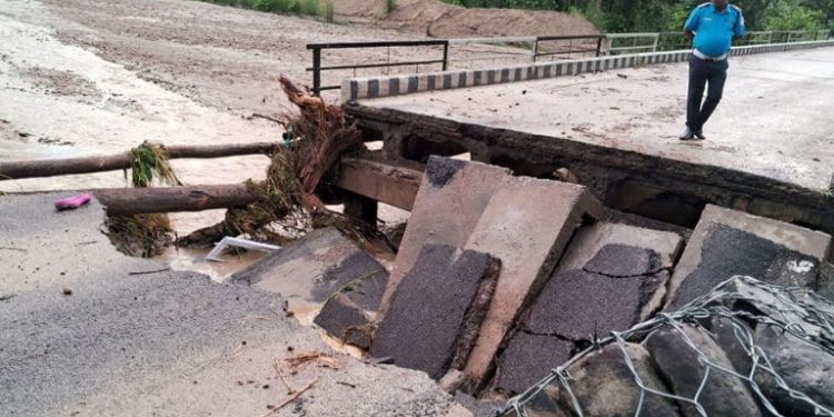 महोत्तरीमा पुल भत्किँदा पूर्वपश्चिम राजमार्ग अवरुद्ध