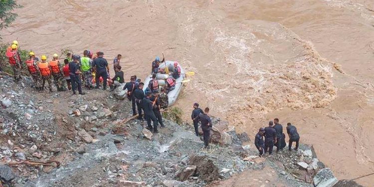 बस दुर्घटनामा परी त्रिशुली नदीमा बेपत्ता मध्ये २५ जनाको शव फेला, एन्जल बसका मालिकसहित १७ जनाको सनाखत