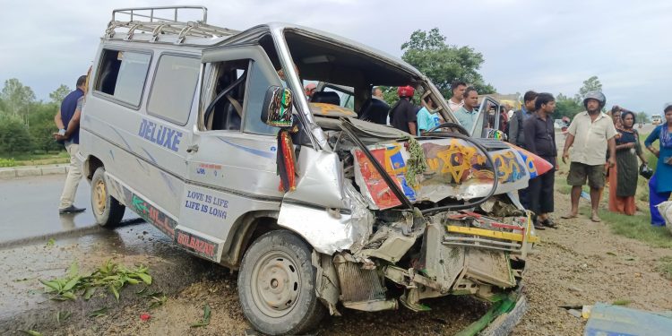 सिरहामा टिपरले यात्रु सवार विंगरलाई ठक्कर दिदा केहि यात्रु घाईते