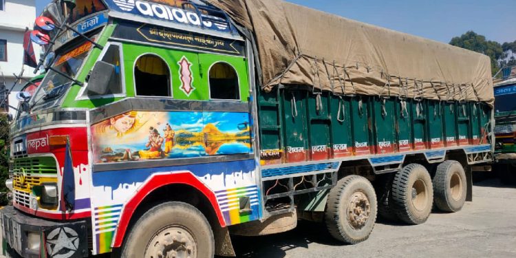 सर्लाहीबाट ७ लाख मूल्य बराबरको चिनी सहित ट्रक प्रहरीकाे नियन्त्रणमा