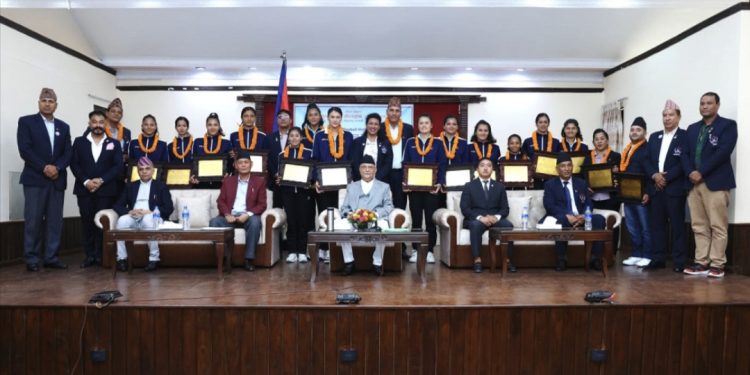 प्रधानमन्त्रीबाट महिला भलिबल खेलाडीलाई पुरस्कार वितरण