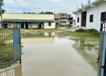 सिरहाको सुखीपुर स्वास्थ्य चौकी सामान्य वर्षामै जलमग्न