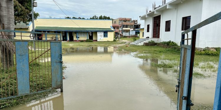 सिरहाको सुखीपुर स्वास्थ्य चौकी सामान्य वर्षामै जलमग्न