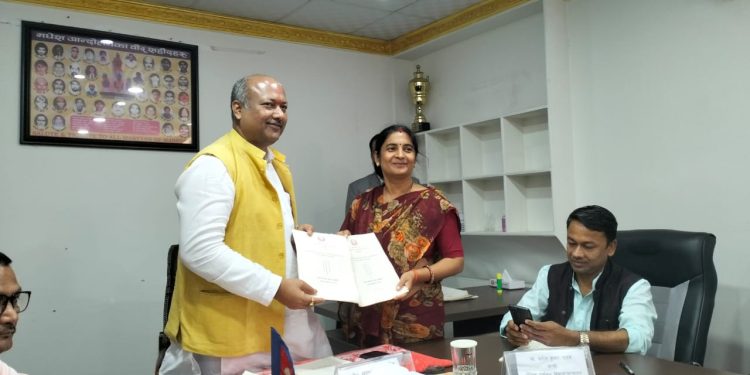 मधेशका मुख्यमन्त्री सिँह र मन्त्रीहरूबीच भयो कार्यसम्पादन सम्झौता करार