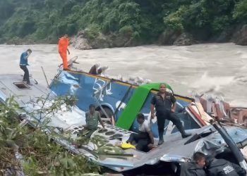 तनहुँको आँबुखैरेनीस्थित ऐना पहारामा खस्यो भारतीय बस,१४ जनाको मृत्यु १६ घाइतेको उद्धार
