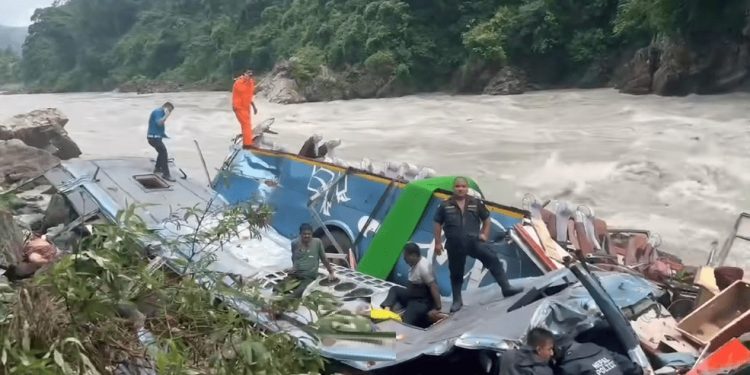 तनहुँको आँबुखैरेनीस्थित ऐना पहारामा खस्यो भारतीय बस,१४ जनाको मृत्यु १६ घाइतेको उद्धार