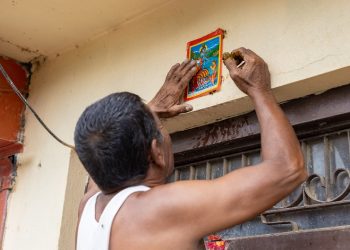 किन टाँसिन्छ मूलढोका माथि नागको चित्र ?