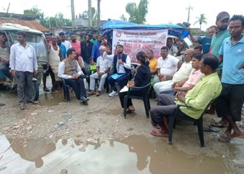 सडक मर्मत सम्भारको माग गर्दै गाउँपालिका अध्यक्ष सडकमै बसे धर्ना