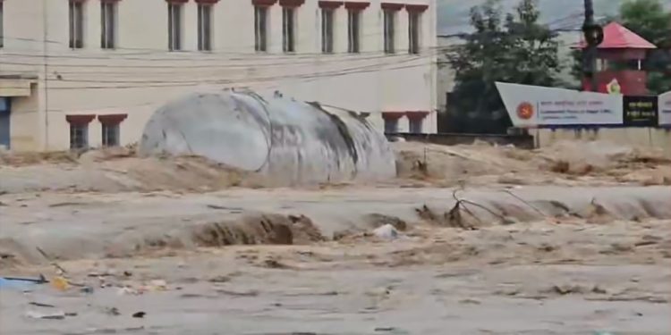 बाढीले बगाएको बुलेटबाट ग्याँस लिक भएर सकियो, नजिक अग्निजन्य पदार्थ प्रयोग नगर्नु- आयल निगम