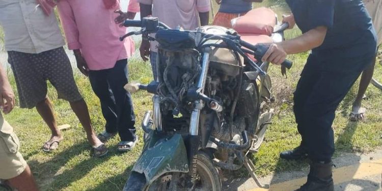 सिरहामा तिव्र गतिमा रहेका माेटरसाइकल अनियन्त्रित भएर दुर्घटना हुँदा एक युवकको मृत्यु