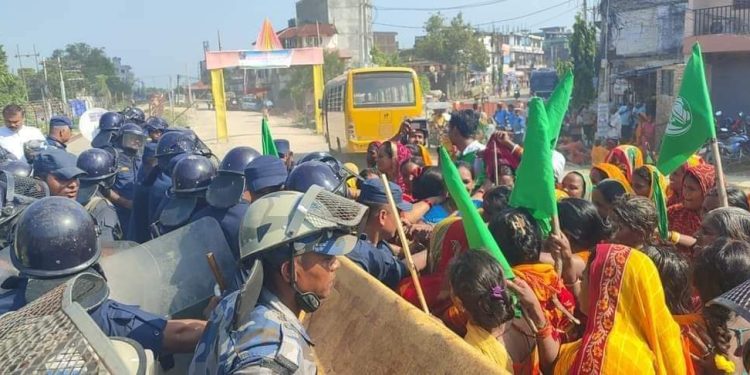 चुरे संरक्षणको माग गर्दै मधेस प्रदेशको मुख्यमन्त्री कार्यालय अगाडी गरे प्रदर्शन