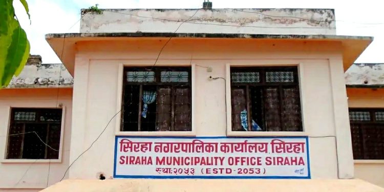 सिराहा: सन्हैठामा निर्माधिन १० सैया अस्पतालको निर्माण काम सम्पन्न नहुँदै हाकिम लेखापालको मिलेमतोमा लाखौको भुक्तानी