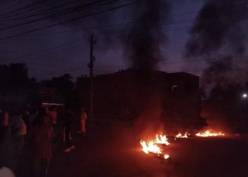 मेलामा महिला नर्तकी नचाउन पाउनुपर्ने भन्दै जनकपुरमा प्रहरी र स्थानीयबासी बिच झडप अवस्था तनावग्रस्त
