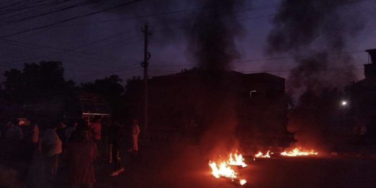 मेलामा महिला नर्तकी नचाउन पाउनुपर्ने भन्दै जनकपुरमा प्रहरी र स्थानीयबासी बिच झडप अवस्था तनावग्रस्त