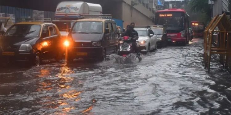 भारतको मुम्बईमा भिषण वर्षा, विद्यालय र कलेज बन्द