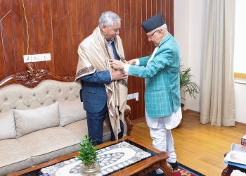 प्रधानमन्त्री ओलीले देउवालाई जन्मदिनको अवसरमा दोसल्ला ओढाएर दिए शुभकामना