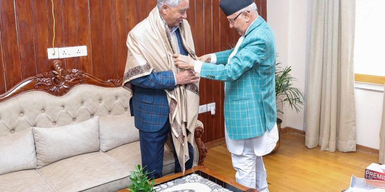 प्रधानमन्त्री ओलीले देउवालाई जन्मदिनको अवसरमा दोसल्ला ओढाएर दिए शुभकामना
