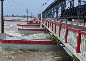 कोशी ब्यारेजमा एउटा यात्रुवाहक बस सप्तकोशी नदिमा खस्यो