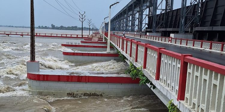 कोशी ब्यारेजमा एउटा यात्रुवाहक बस सप्तकोशी नदिमा खस्यो