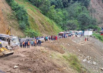 झ्याप्ले खोलामा अवरुद्ध सडक सुचारु