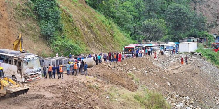 झ्याप्ले खोलामा अवरुद्ध सडक सुचारु