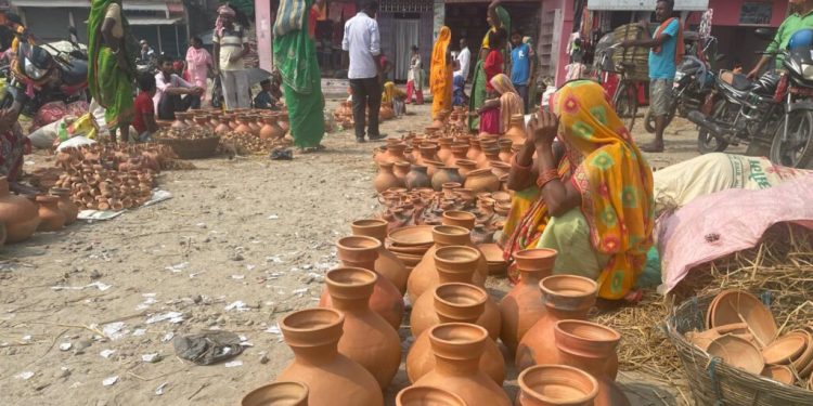 बिजुलीको झिलिमिलीले बिक्री हुन छाडे माटोका पाला, मिथिलाका कुम्हाले चिन्तित