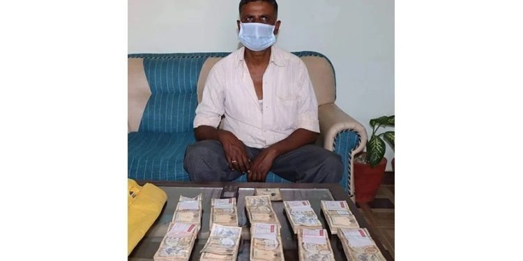 स्रोत नखुलेको ५ लाख रुपैयाँसहित भारतीय नागरिक पक्राउ