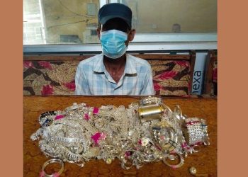 मोटरसाइकलको ट्याङ्कीमा लुकाएर ल्याएको लाखौँको गहनासहित भारतीय नागरिक पक्राउ