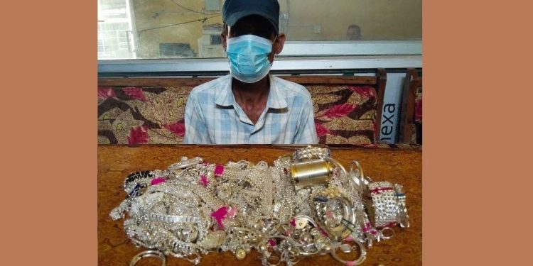 मोटरसाइकलको ट्याङ्कीमा लुकाएर ल्याएको लाखौँको गहनासहित भारतीय नागरिक पक्राउ