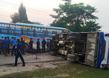सप्तरीको बरमझियामा मोटरसाइकल जोगाउन खोज्दा बस दुर्घटना हुदा एक महिलाको मृत्यु २६ जना घाइते