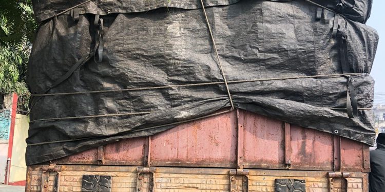 तस्करीमा पर्सा प्रहरीको कारबाही, ६८ लाखको सामान बोकेको ट्रक नियन्त्रणमा