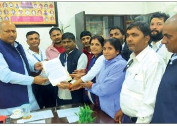 मुख्यमन्त्री सिंहलाई पूर्वअस्थायी र करार कर्मचारीद्वारा ज्ञापन पत्र