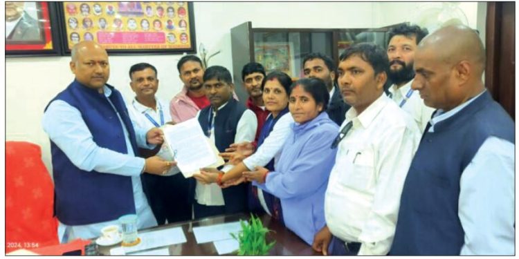 मुख्यमन्त्री सिंहलाई पूर्वअस्थायी र करार कर्मचारीद्वारा ज्ञापन पत्र