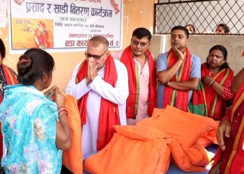 जनकपुरधाम वडा नं. २ द्वारा ब्रतालु महिलालाई छठ सामग्री वितरण