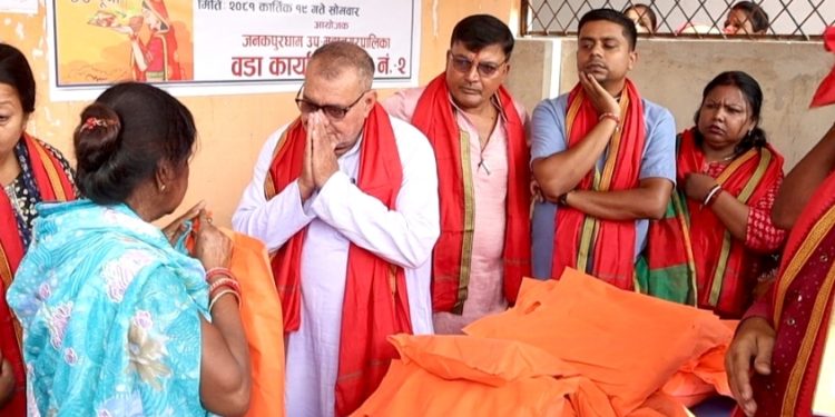 जनकपुरधाम वडा नं. २ द्वारा ब्रतालु महिलालाई छठ सामग्री वितरण